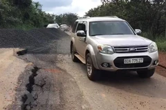 Khu vực Dốc đèo 5 cây, mặt đường bị sụt lún sâu gần 40cm, gây nguy hiểm cho các phương tiện tham gia giao thông. (Ảnh: Đậu Tất Thành/TTXVN)