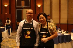 Đại sứ Colombia Miguel Rodriguez cùng khách mời tại lớp học (Ảnh: PV/TTXVN)