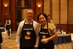 Đại sứ Colombia Miguel Rodriguez cùng khách mời tại lớp học (Ảnh: PV/TTXVN)