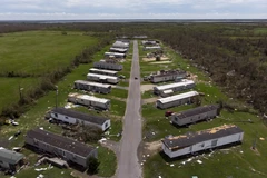 Những ngôi nhà bị phá hủy sau khi bão Laura quét qua Grand Lake, bang Louisiana (Mỹ) ngày 27/8/2020. (Nguồn: AFP/TTXVN)