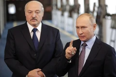 Tổng thống Nga Vladimir Putin (phải) và người đồng cấp Belarus Alexander Lukashenko. (Nguồn: TASS)