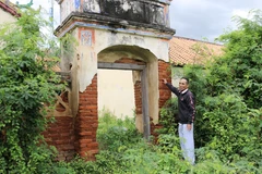 Khu vực cửa Đông môn của di tích cấp quốc gia Đình Thuận Hòa (xã Phước Thuận, huyện Ninh Phước) bị xuống cấp nghiêm trọng. (Ảnh: Nguyễn Thành/TTXVN)