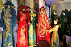 Trưng bày áo dài truyền thống. (Ảnh: Tường Vi/TTXVN)