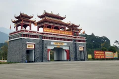 Cổng Tam Quan - hướng chính dẫn vào danh thắng Tây Thiên vắng vẻ trong dịch Covid -19. (Ảnh: Hoàng Hùng/TTXVN)