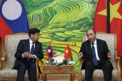 Thủ tướng Nguyễn Xuân Phúc và Thủ tướng Lào Thongloun Sisoulith hội đàm hẹp. (Ảnh: Lâm Khánh/TTXVN)