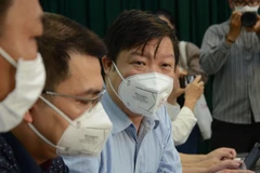 Phó Giáo sư, tiến sỹ Trần Như Dương, Phó Viện trưởng Viện Vệ sinh dịch tễ Trung ương (ở giữa) tại buổi làm việc ở Đà Nẵng. (Ảnh: Quốc Dũng/TTXVN)