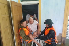 Hà Tĩnh sơ tán khẩn cấp người già, trẻ nhỏ ra khỏi vùng trũng thấp. (Ảnh: TTXVN phát)