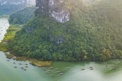 Quần thể danh thắng Tràng An nơi đây được thiên nhiên ban tặng những dãy núi đá vôi uốn lượn bao quanh dòng sông thanh bình, cùng những di tích linh thiêng và hệ động thực vật phong phú, quý hiếm. (Ảnh: Minh Đức/TTXVN)