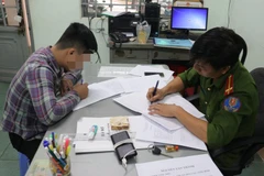 Nam thanh niên ở Bình Dương chạy xe bốc đầu quay phim khoe chiến tích bị phạt 9,2 triệu đồng. (Ảnh: TTXVN phát)