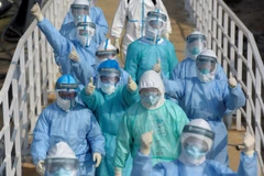 Nhân viên y tế làm việc tại bệnh viện dã chiến Hỏa Thần Sơn ở Vũ Hán, tỉnh Hồ Bắc, Trung Quốc, ngày 4/2/2020. (Ảnh: THX/TTXVN)