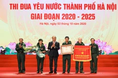 Thủ tướng Nguyễn Xuân Phúc, Chủ tịch Hội đồng Thi đua-Khen thưởng Trung ương trao Danh hiệu Anh hùng lực lượng vũ trang nhân dân cho Lực lượng Thanh niên xung phong Thành phố Hà Nội. (Ảnh: Văn Điệp/TTXVN)