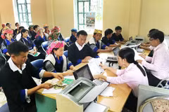 Khách hàng giao dịch tại Ngân hàng Chính sách xã hội. (Ảnh: CTV/Vietnam+) 
