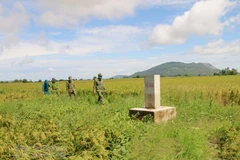 Các chiến sỹ Đồn Biên phòng Lạc Quới, Bộ đội Biên phòng An Giang tuần tra, kiểm soát biên giới. (Ảnh: Công Mạo/TTXVN)