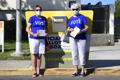 Cử tri bỏ phiếu sớm bầu Tổng thống Mỹ 2020 qua đường bưu điện tại Santa Ana, bang California, ngày 13/10/2020. (Nguồn: AFP/TTXVN)