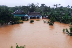 Nhà dân ở thị trấn Cam Lộ, huyện Cam Lộ, Quảng Trị bị ngập lụt. (Ảnh: Hồ Cầu/TTXVN)