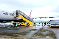 Chuyến bay chở 240 chuyên gia Hàn Quốc hạ cánh sân bay Vân Đồn an toàn. (Nguồn: TTXVN)
