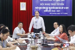 Giám đốc Sở Giáo dục và Đào tạo Hải Phòng Lê Quốc Tiến phát biểu tại Hội nghị trực tuyến triển khai công tác thi tuyển sinh vào lớp 10 Trung học phổ thông năm học 2020-2021 ngày 12/5. (Ảnh: Minh Thu/TTXVN)