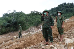 Các lực lượng chức năng đang nỗ lực tìm kiếm các nạn nhân. (Ảnh: Đỗ Trưởng/TTXVN)