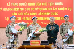 Thượng tướng Nguyễn Chí Vịnh, Thứ trưởng Bộ Quốc phòng trao Quyết định của Chủ tịch nước cho 3 sỹ quan thực hiện nhiệm vụ Gìn giữ hòa bình Liên hợp quốc tại Phái bộ Nam Sudan và Cộng hòa Trung Phi. (Ảnh: Dương Giang/TTXVN)