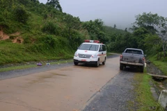 Xe cứu thương đưa thi thể cán bộ, chiến sỹ Đoàn Kinh tế Quốc phòng 337 bị sạt núi vùi lấp ra ngoài. (Ảnh: TTXVN/phát) 