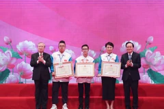 Ông Trần Quốc Vượng, Ủy viên Bộ Chính trị, Thường trực Ban Bí thư cùng Bộ trưởng Bộ Giáo dục và Đào tạo Phùng Xuân Nhạ trao giải Nhất cuộc thi Tuổi trẻ học tập và làm theo tư tưởng, đạo đức, phong cách Hồ Chí Minh năm 2020. (Ảnh: Thanh Tùng/TTXVN)