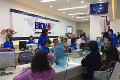 Giao dịch tại BIDV. (Ảnh: PV/Vietnam+)