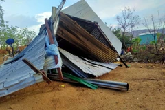 Lốc xoáy gây thiệt hại nhà cửa của người dân xã Phước Thắng, huyện Bác Ái (Ninh Thuận). (Nguồn: TTXVN)