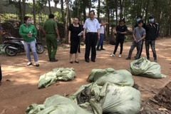 Những bao chứa chất thải công nghiệp được phát hiện. (Ảnh: Công Phong/TTXVN)