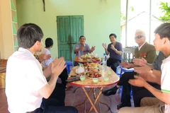 Các cựu chiến binh và người thân ôn lại những bài hát về chiến dịch Điện Biên Phủ. (Ảnh: Hữu Quyết/TTXVN)