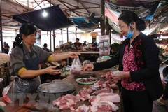 Thịt lợn tại Hà Nội đã có xu hướng giảm. (Ảnh: Thanh Thương/TTXVN)