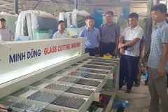 Trung tâm Khuyến công và Tư vấn phát triển công nghiệp nghiệm thu đề án Hỗ trợ kinh phí đầu tư máy móc thiết bị tiên tiến trong sản xuất tranh kính tại cơ sở sản xuất của anh Mầu Văn Dũng, xã Cao Đại, huyện Vĩnh Tường. (Nguồn: vinhphuc.gov.vn)