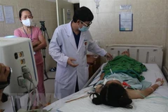 Điều trị cho bệnh nhân nghi ngộ độc do ăn pate Minh Chay tại Bệnh viện Đa khoa Đồng Nai. (Ảnh: Lê Xuân/TTXVN) 