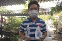 Anh Mai Anh Đức giới thiệu về bình xịt nước sát khuẩn PG3.0. (Ảnh: Quốc Dũng/TTXVN)