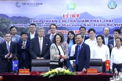 Thứ trưởng Bộ Nông nghiệp và Phát triển nông thôn Hà Công Tuấn và Giám đốc Ngân hàng Thế giới tại Việt Nam Carolyn Turk tại lễ ký kết. (Ảnh: Tuấn Đức/TTXVN)