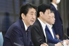 Thủ tướng Nhật Bản Shinzo Abe (trái) tại cuộc họp nội các ở Tokyo, Nhật Bản, ngày 30/7/2020. (Ảnh: Kyodo/TTXVN) 