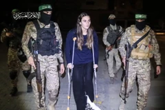 Hình ảnh chụp qua video cho thấy các tay súng Hamas đã trao trả con tin người Israel cho Ủy ban Chữ thập đỏ Quốc tế tại Dải Gaza, ngày 26/11/2023. (Ảnh: AFP/TTXVN) 