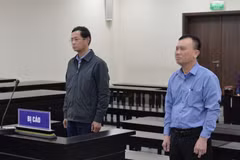 Bị cáo Trương Quang Việt (trái) và Lê Minh Tuyến nghe tòa tuyên án. (Ảnh: Phạm Kiên/TTXVN)