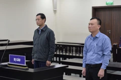 Bị cáo Trương Quang Việt (trái) và Lê Minh Tuyến nghe tòa tuyên án. (Ảnh: Phạm Kiên/TTXVN)