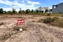 Sau cơn sốt đất ảo vào cuối năm 2021 đầu 2022, nhiều chủ đất ở Khu đô thị Nam Đông Hà chấp nhận bán lỗ nhưng vắng bóng người mua. (Ảnh: Nguyên Linh/TTXVN)