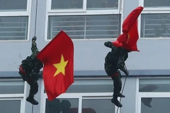 Bộ đội Đặc công huấn luyện tấn công lực lượng khủng bố, giải thoát con tin trong nhà cao tầng. (Ảnh: Trọng Đức/TTXVN)