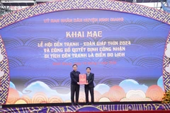 Chủ tịch UBND tỉnh Hải Dương Triệu Thế Hùng trao Quyết định công nhận di tích kiến trúc nghệ thuật quốc gia đền Tranh là điểm du lịch. Ảnh: Mạnh Minh - TTXVN