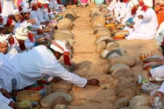 Điều độc đáo là mộ của người Chăm không xây dựng kiêng cố, chỉ phủ cát bằng ngang mặt đất và được đánh dấu bằng một hòn đá tròn. (Ảnh: Nguyễn Thanh/TTXVN)