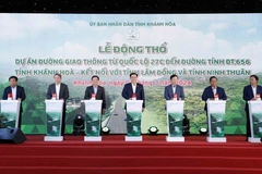 Chủ tịch Quốc hội Vương Đình Huệ cùng các đại biểu thực hiện nghi thức động thổ. (Ảnh: Nhan Sáng/TTXVN)