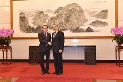 Bí thư Trung ương Đảng, Trưởng Ban Đối ngoại Trung ương Lê Hoài Trung hội kiến Ủy viên Bộ Chính trị, Chủ nhiệm Văn phòng Ủy ban Công tác đối ngoại Trung ương, Bộ trưởng Bộ Ngoại giao Trung Quốc Vương Nghị. (Ảnh: Tiến Trung/TTXVN)