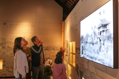 Không gian số Văn Miếu-Quốc Tử Giám mang lại cho du khách nhiều trải nghiệm mới mẻ. (Ảnh: Hoàng Hiếu/TTXVN)