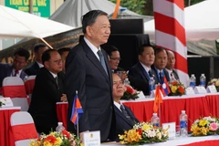 Đại tướng Tô Lâm, Bộ trưởng Bộ Công an Việt Nam (đứng giữa) nghe báo cáo kết quả diễn tập. (Ảnh: Quốc Dũng/TTXVN)