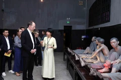 Chủ tịch Quốc hội Cộng hòa Phần Lan Jussi Halla-aho nghe hướng dẫn viên giới thiệu về hình ảnh tái hiện lại không gian sống của tù nhân trong Nhà tù Hỏa Lò. (Ảnh: An Đăng/TTXVN)