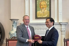 Phó Hiệu trưởng Đại học bang Arizona Jeffrey Goss tặng quà lưu niệm cho Bộ trưởng Bùi Thanh Sơn. (Ảnh: Kiều Trang/TTXVN)