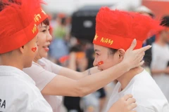 Cổ động viên đến sân từ sớm cổ vũ cho đội tuyển quốc gia Việt Nam. (Ảnh: Minh Quyết/TTXVN)