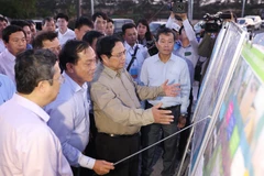 Thủ tướng Phạm Minh Chính khảo sát tuyến đê biển Gò Công, tỉnh Tiền Giang. (Ảnh: Dương Giang/TTXVN)